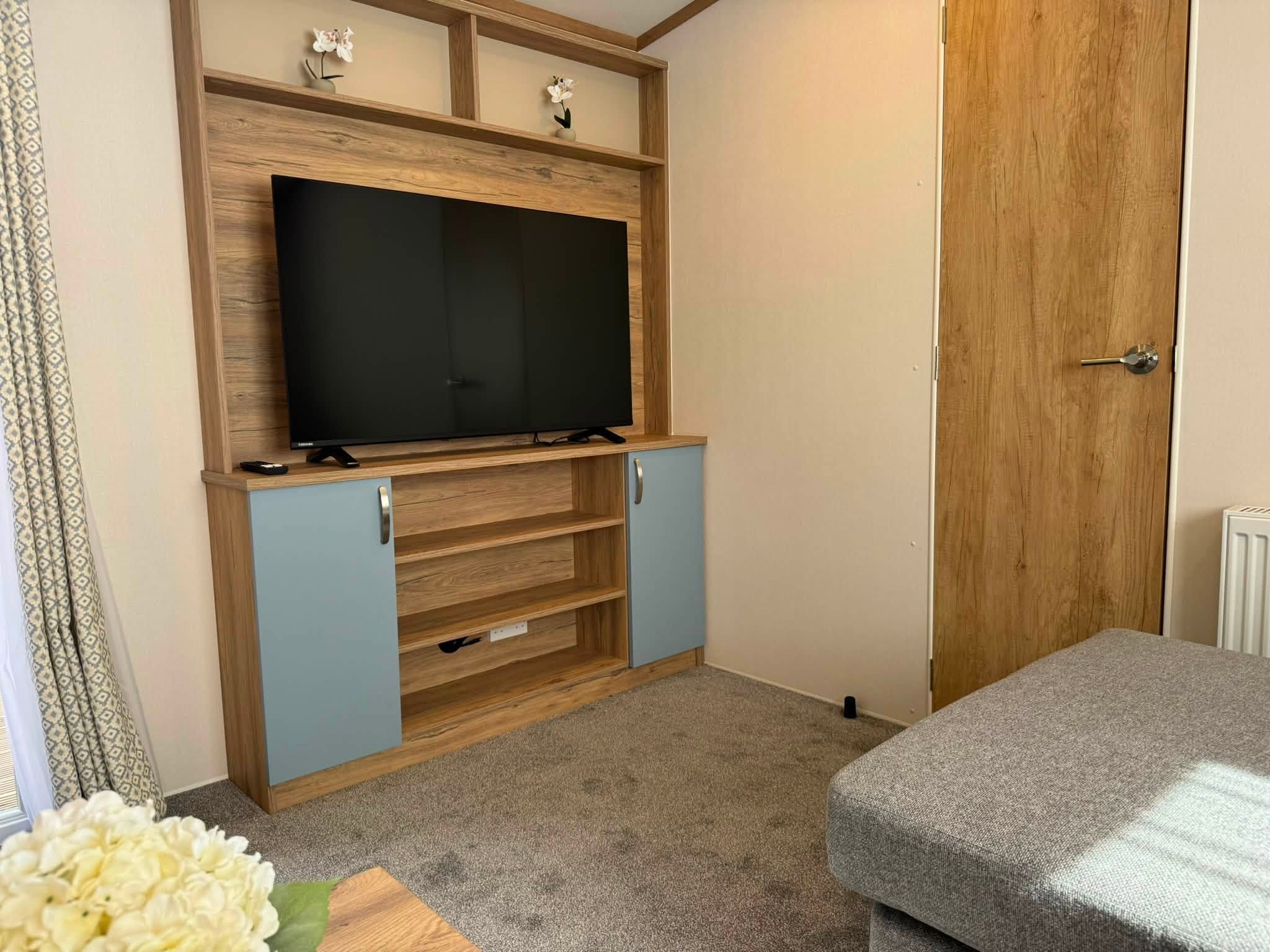 Luxury Regal Henley Lodge Center Lounge - Image 5