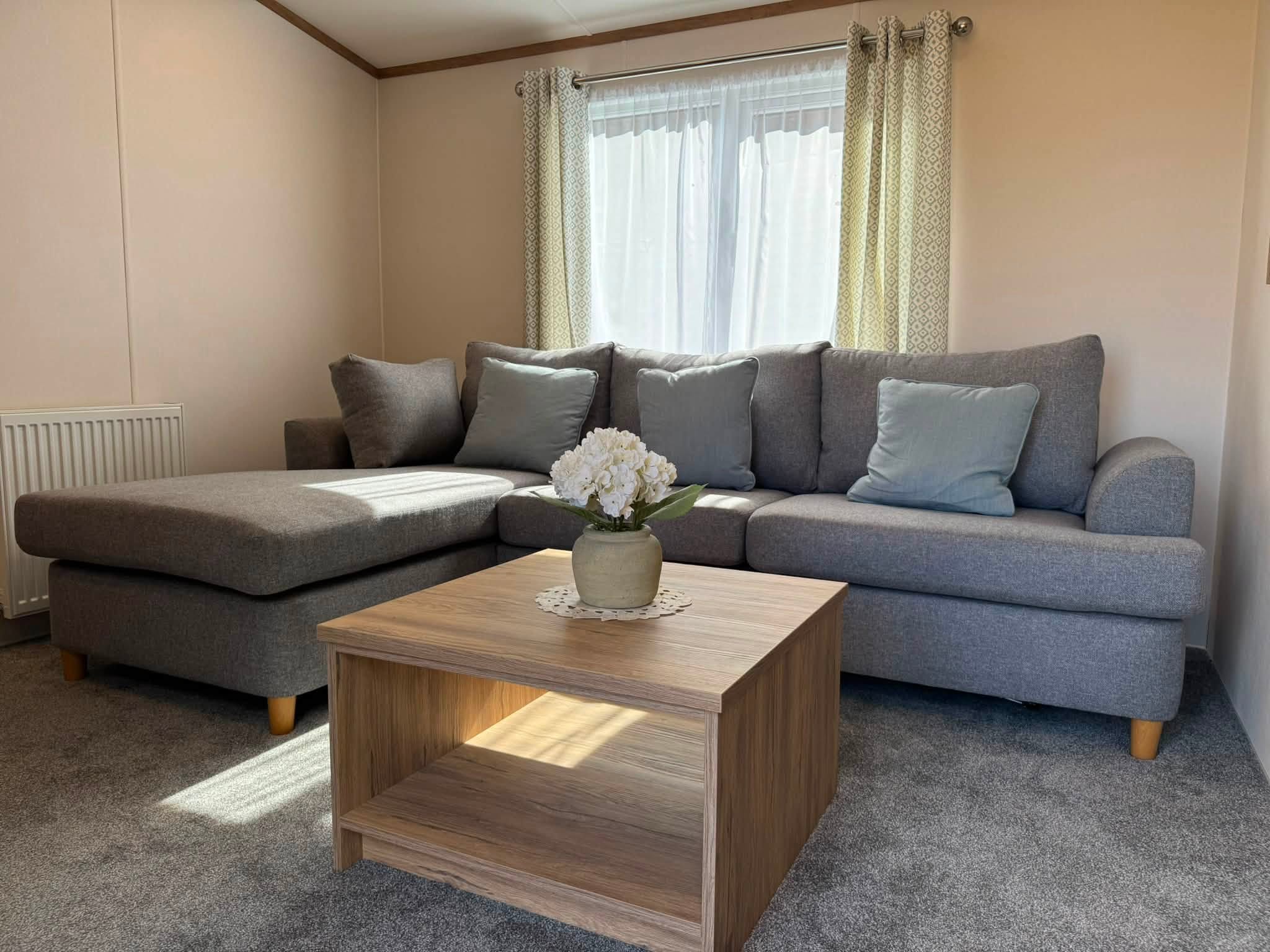 Luxury Regal Henley Lodge Center Lounge - Image 6